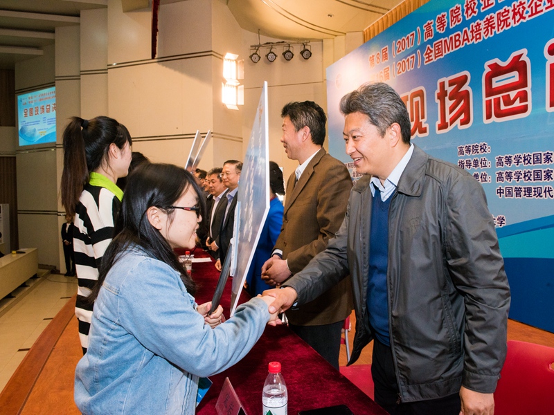 07宋岩经理给代表队授牌.jpg
